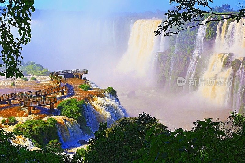 令人印象深刻的伊瓜苏瀑布景观，在自然景观中引人注目的美丽-田园般的魔鬼的喉咙-巴西Foz do Iguacu，巴拉那，阿根廷，伊瓜苏港，米塞内斯和巴拉圭的国际边界-南美